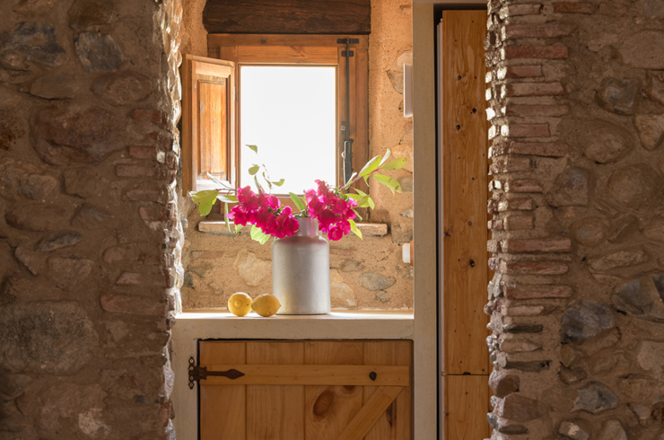 La cocina de la masia Hotalets, un espacio super pequeño pero lleno de magia y detalles