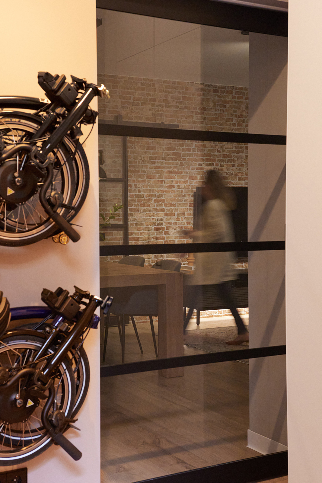Espacio de acceso para guardar bicis, el estilo del piso es industrial