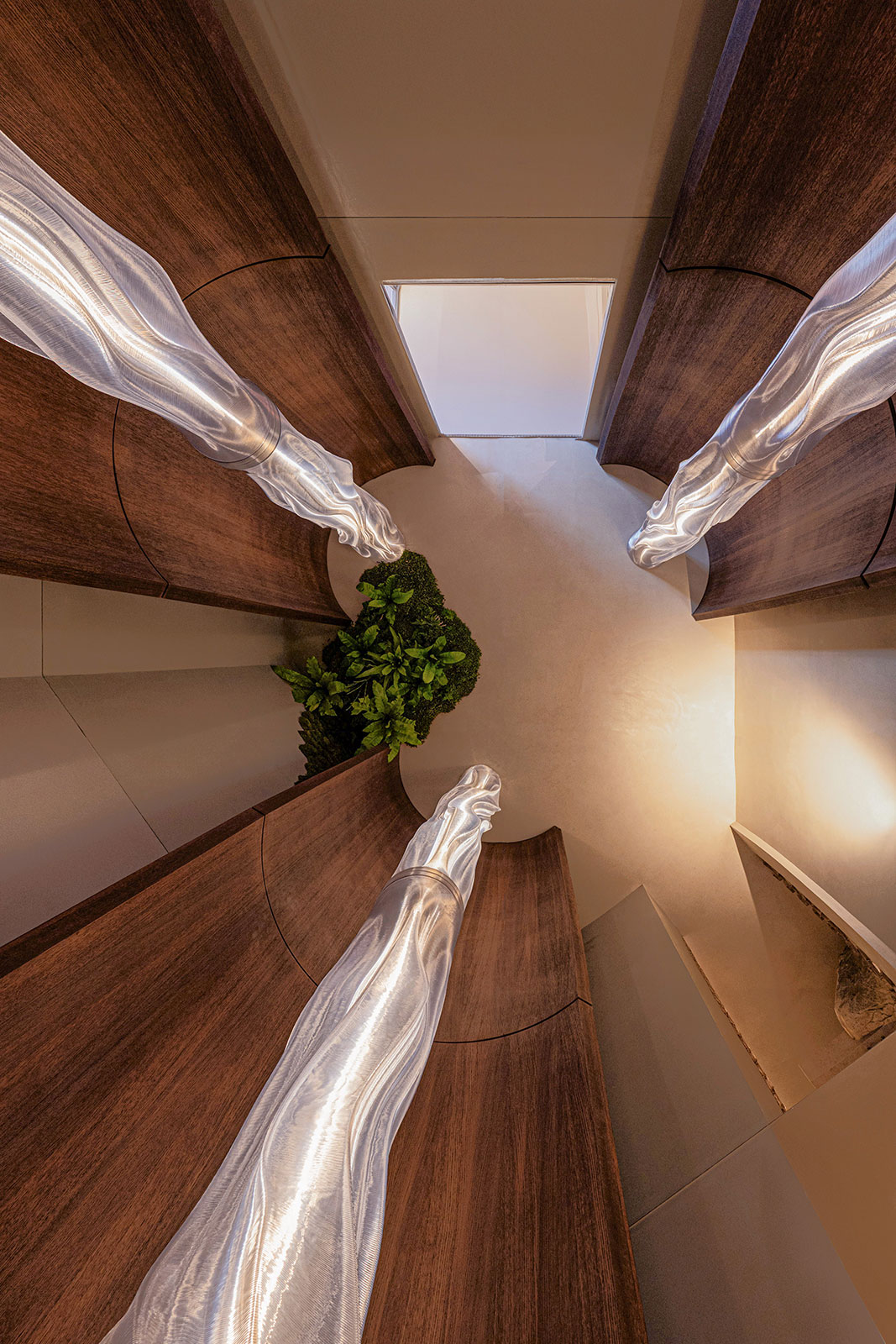 la vista desde abajo hacia arriba y la perspectiva de unos arboles creciendo en el espacio de calzi studio para casa decor 2025