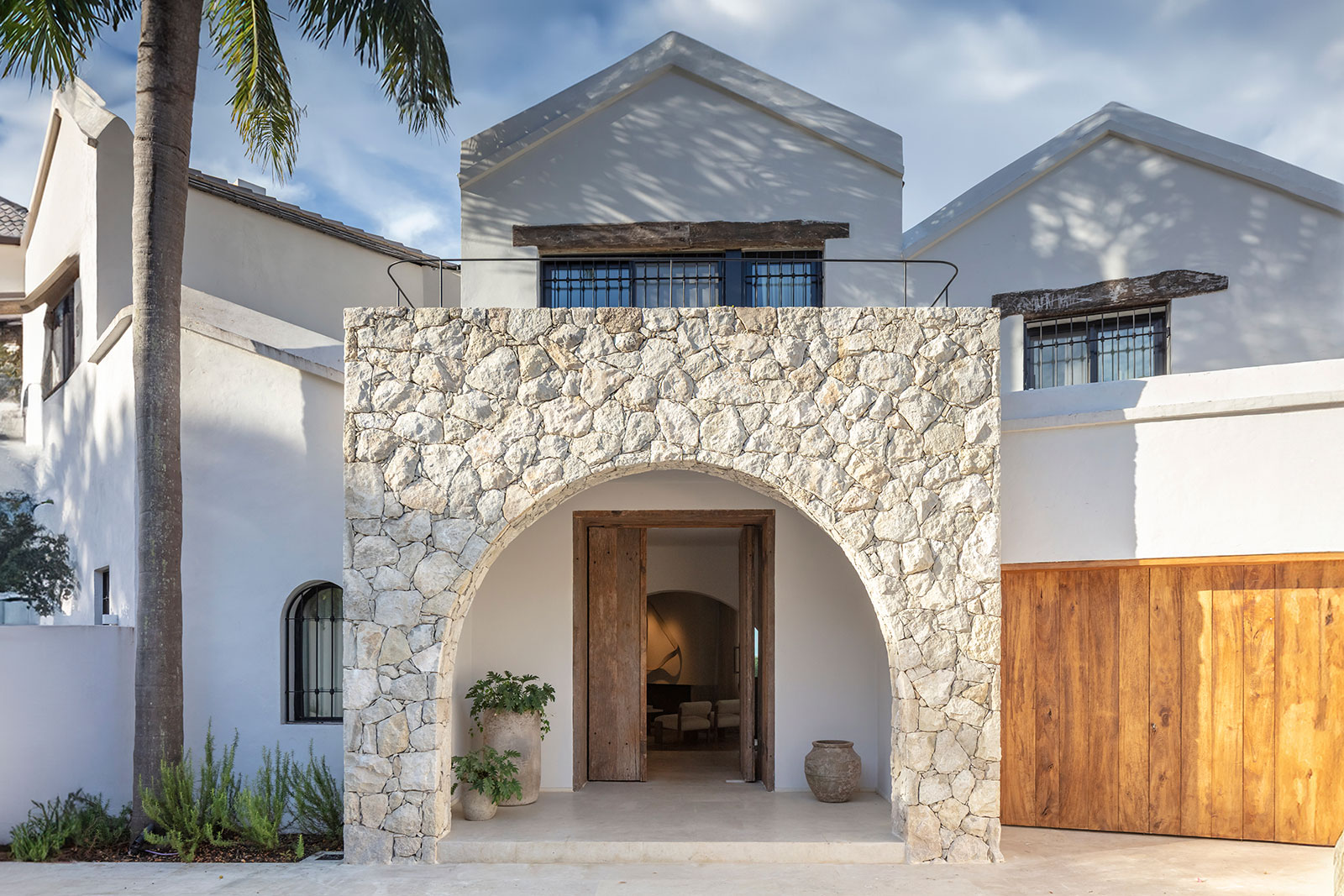 Casa Wabi un proyecto de Jorgelina Tortorici y asociados junto a Calzi Studio diseñamos la estetica de la casa, desde la fachada, su espacialidad y su diseño de equipamiento fijo.